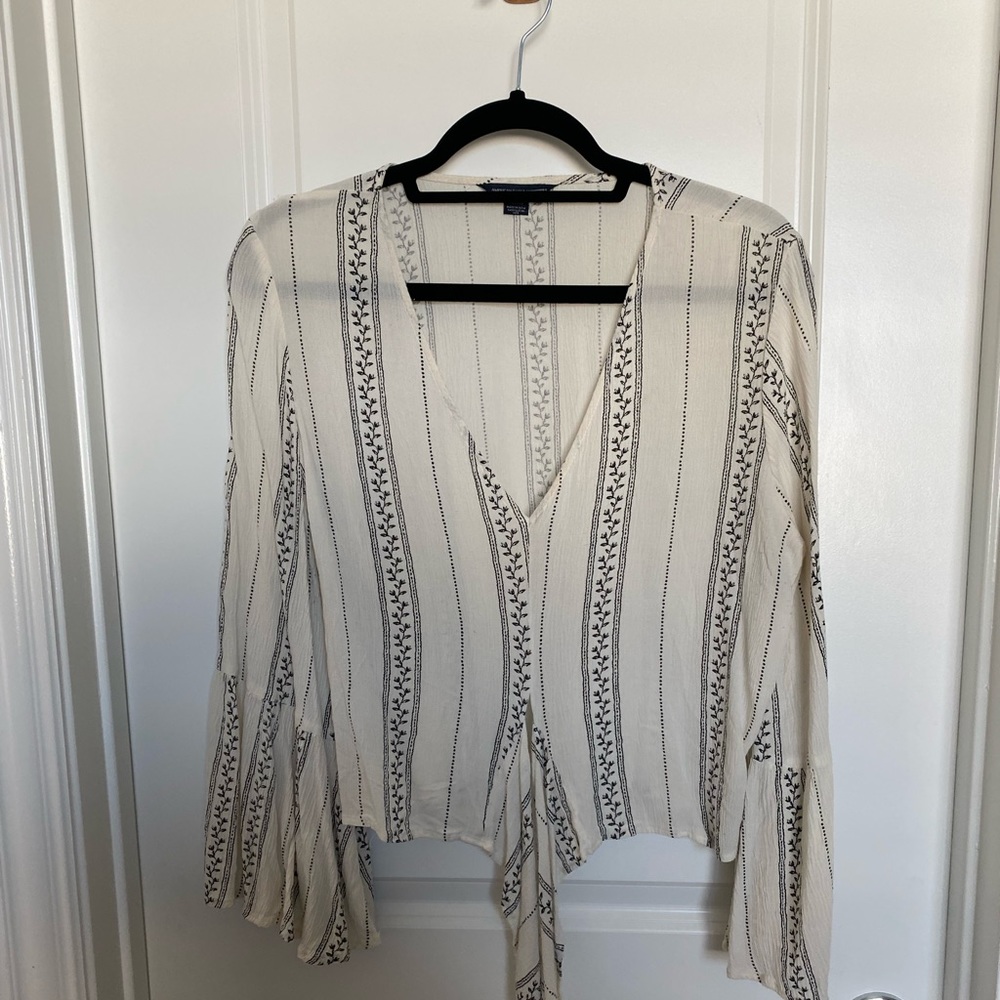 Cream patterned shirt with bow in front, crop fit, size M American eagle